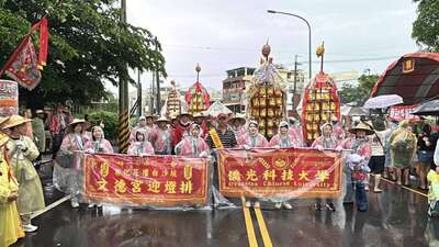 僑光科大USR攜手五校接駕大甲媽　文德宮迎燈排文化雨中震撼登場(3)圖片