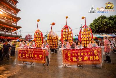 僑光科大USR攜手五校接駕大甲媽　文德宮迎燈排文化雨中震撼登場(2)圖片